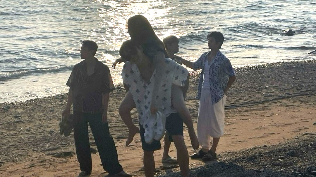 パク・ヒソンとイム・スビン（脱出おひとり島5）の肩車写真